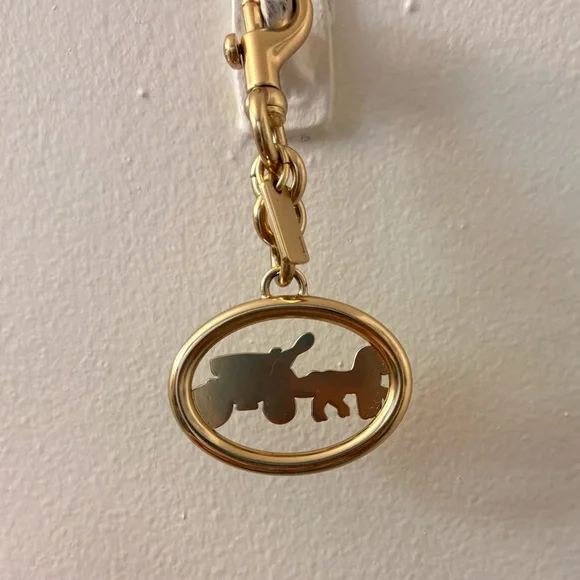 BNWOT Coach Signature Gold Oval with Horse and Carriage Bag Charm Keychain - Picture 3 of 3